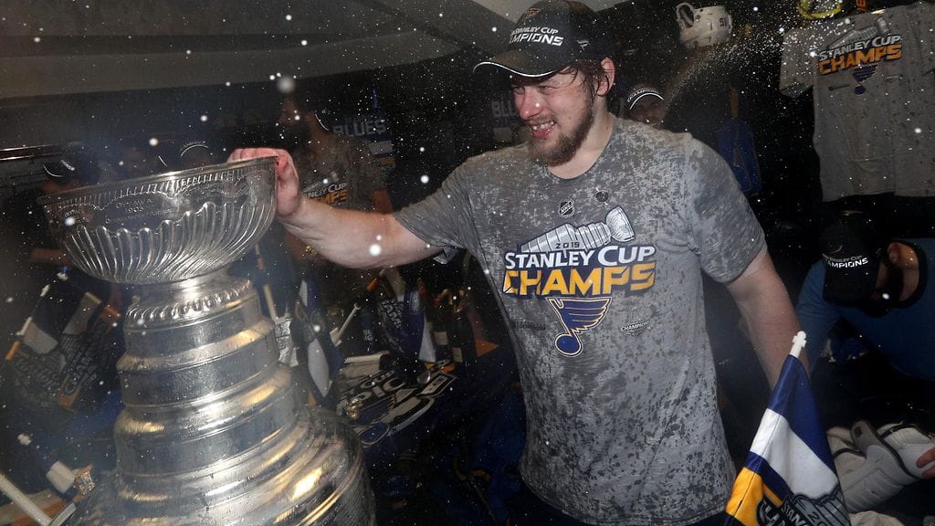 Vladimir Tarasenko juhli Stanley Cupin kanssa.