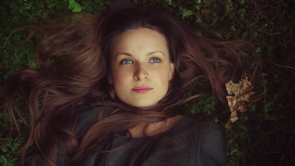 Alkukesä menee varsin kiireisissä ja vauhdikkaissa merkeissä. Heinäkuussa sinulla on viimein aikaa mietiskellä ja tutkiskella sisimpääsi. Voit löytää sieltä ominaisuuksia joita et tiennyt itsessäsi olevankaan. Niitä on hyvä lähteä kehittämään eteenpäin.