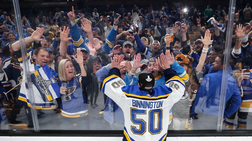 Jordan Binnington otti yleisön haltuun Stanley Cupin voittojuhlissa.