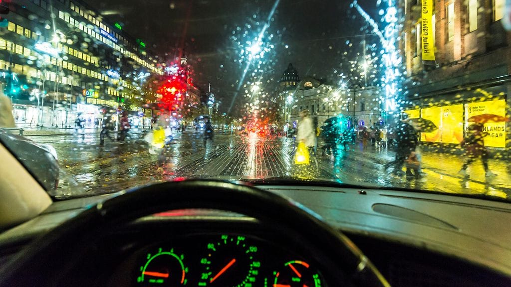 Ukonilmalla auto on turvallisempi kulkupeli kuin moottoripyörä.