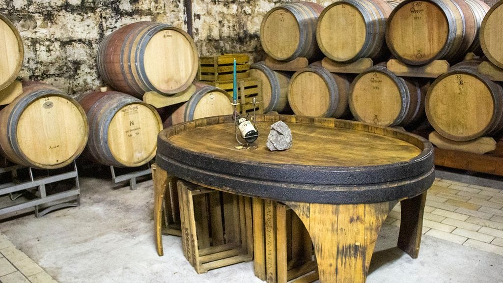 sivumaku-achkarren-kellari-poyta