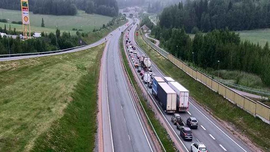 Linja-auto on hajonnut Orosmäen tunneliin, mikä aiheuttaa ruuhkaa valtatie 1:llä.