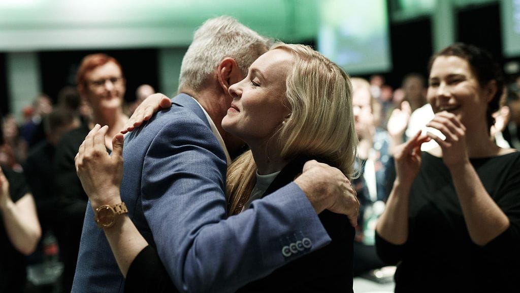 Pekka Haavisto onnitteli uutta puheenjohtajaa Maria Ohisaloa Vihreiden puoluekokousessa.