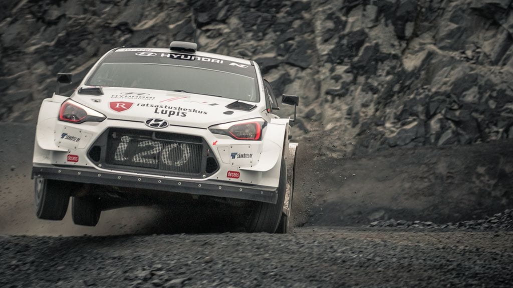 Jari Huttunen vauhdissa WRC-autollaan.