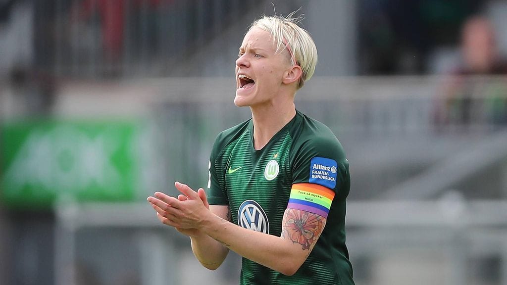 Wolfsburgia edustavan Nilla Fischerin patsas hajotettiin palasiksi.