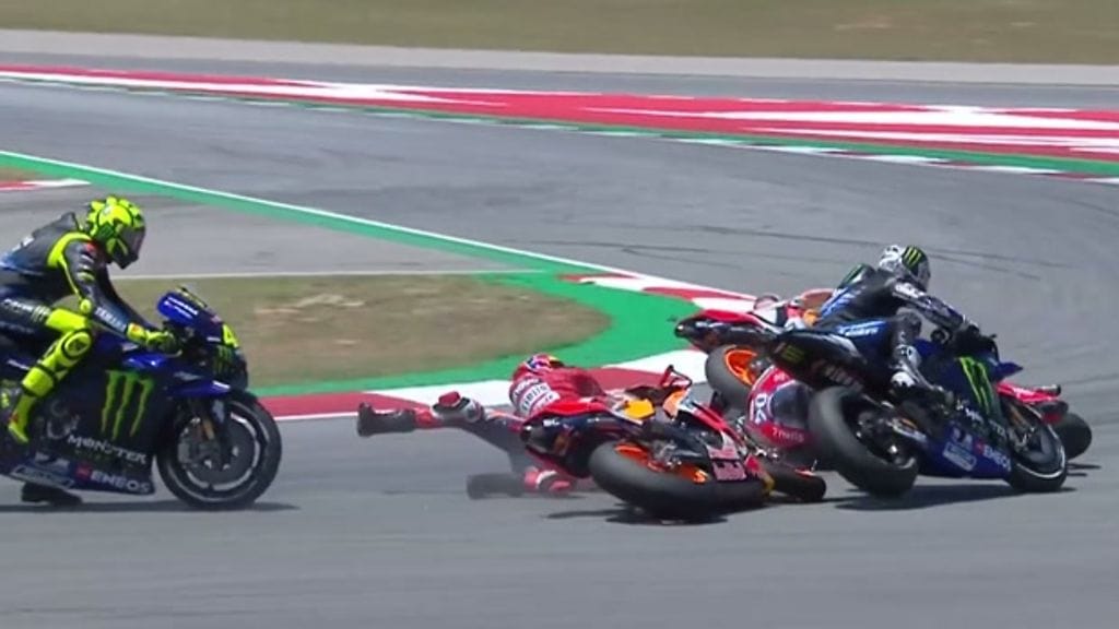 Jorge Lorenzo aiheutti dramaattisen joukkokolarin Katalonian MotoGP-kisassa.