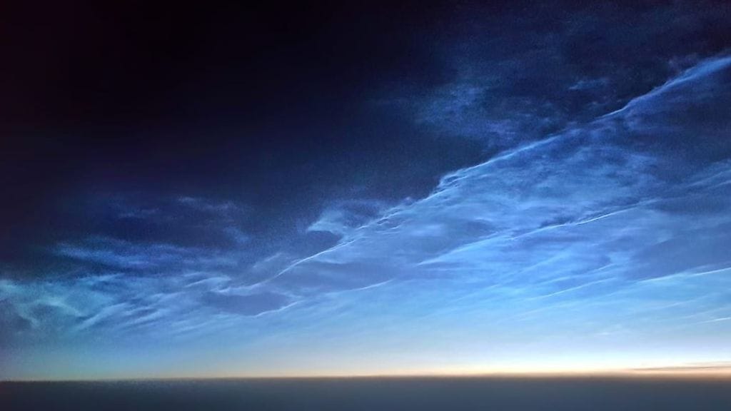 Markus kuvasi Helsingissä poikkeuksellisen korkealla olevat pilvet, jotka auringon valo siivilöi silmin nähtäviksi.