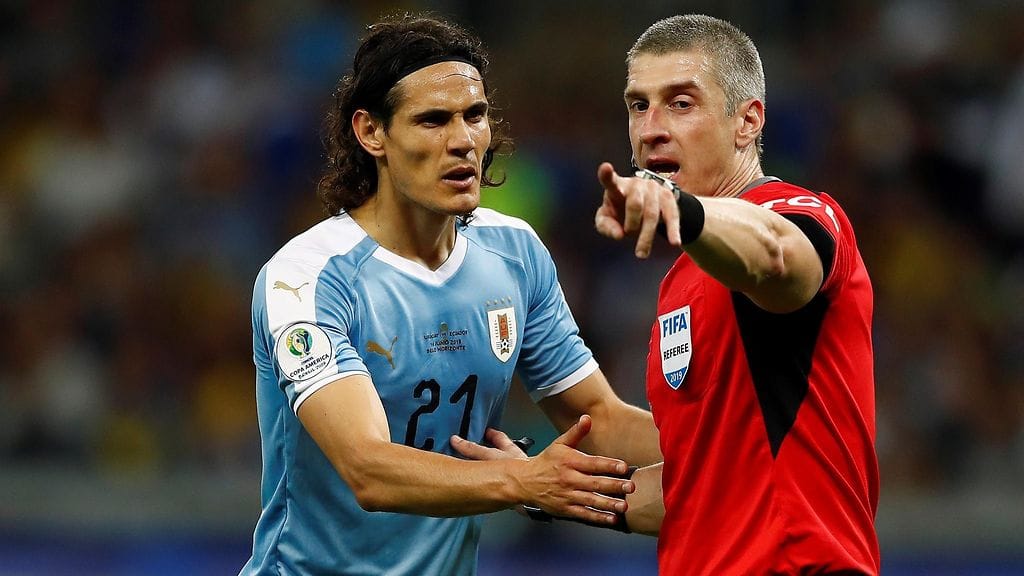 Edinson Cavani kävi Uruguayn ja Ecuadorin välisen taiston tiimellyksessä  keskustelua erotuomari Anderson Daroncon kanssa.
