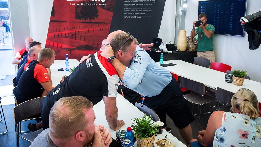 Hyundain tallipäällikkö Andrea Adamo halasi pettynyttä Tommi Mäkistä.