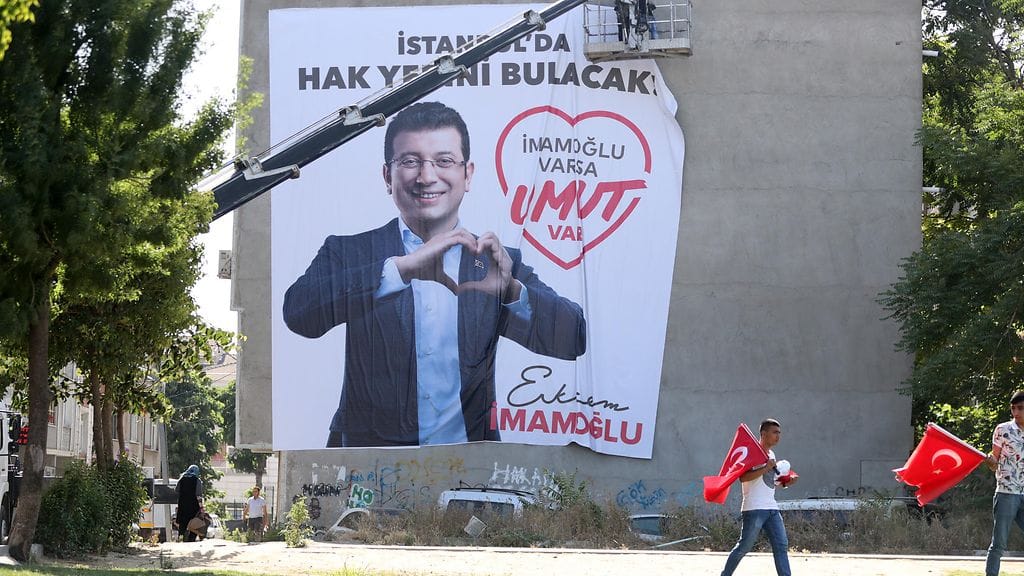 CHP:n kärkiehdokas ja Erdoganin haastajaksi tituleerattu Ekrem Imamoglun vaalimainos roikkui talon seinällä 17. kesäkuuta Istanbulissa.