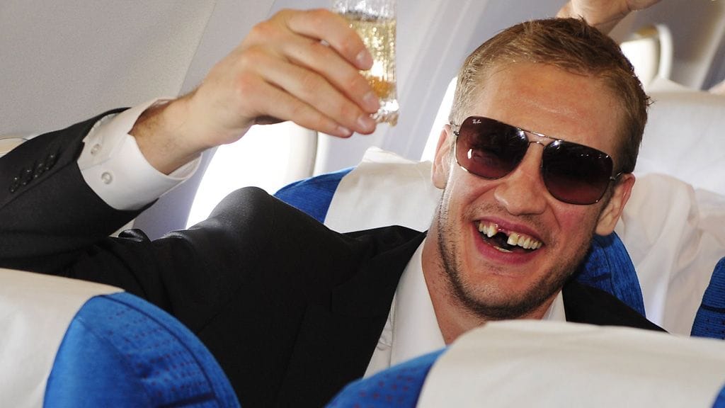 Kuvassa Ossi Väänänen juhlii maailmanmestaruutta paluulennolla Slovakian MM-kisoista.