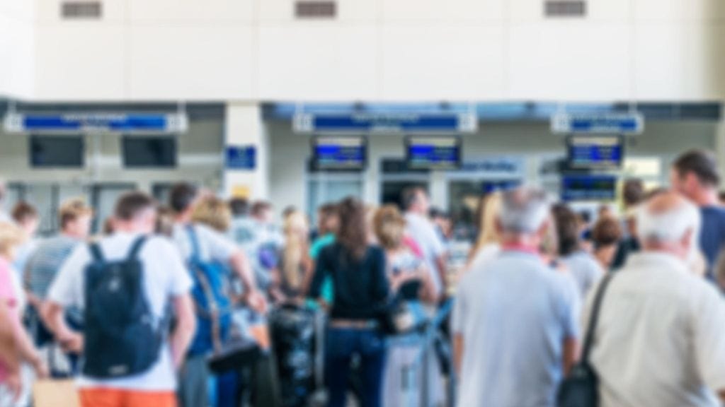 United Airlinesin lentäjä päätti auttaa opiskelijaa, joka jäi toisen lentoyhtiön toiminnan vuoksi jumiin lentokentälle, kertoo USA Today