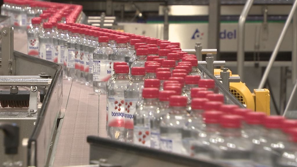 Kivennäisvesien myynti kasvoi 14,3 prosenttia ja virvoitusjuomien 4,4 prosenttia vuoden takaisesta. Oluiden myynti supistui 1,7 prosenttia.