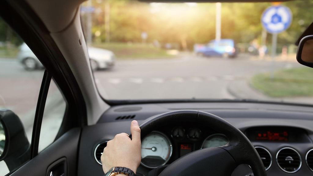 Autoilijan pitää huomioida liikenneympyrään johdattavat opasteet tarkasti. Kuvituskuva.