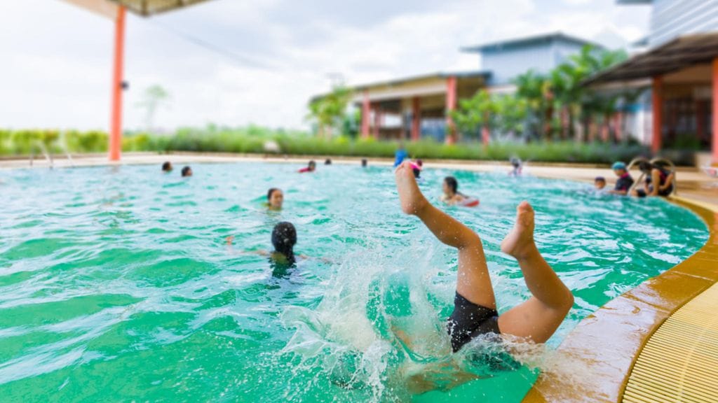 Hukkuva ei näytä hukkuvalta. Hukkuva käy hiljaista taistelua vedenpinnalla.