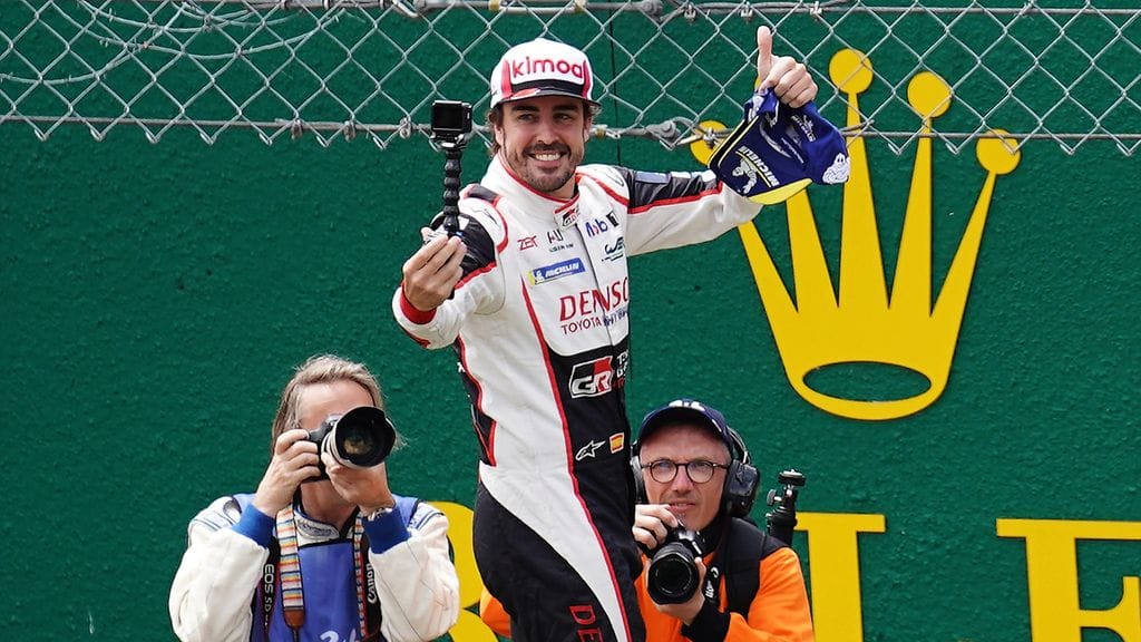 Fernando Alonso juhli vasta Le Mansin 24 tunnin kestävyysajokilpailun voittoa.