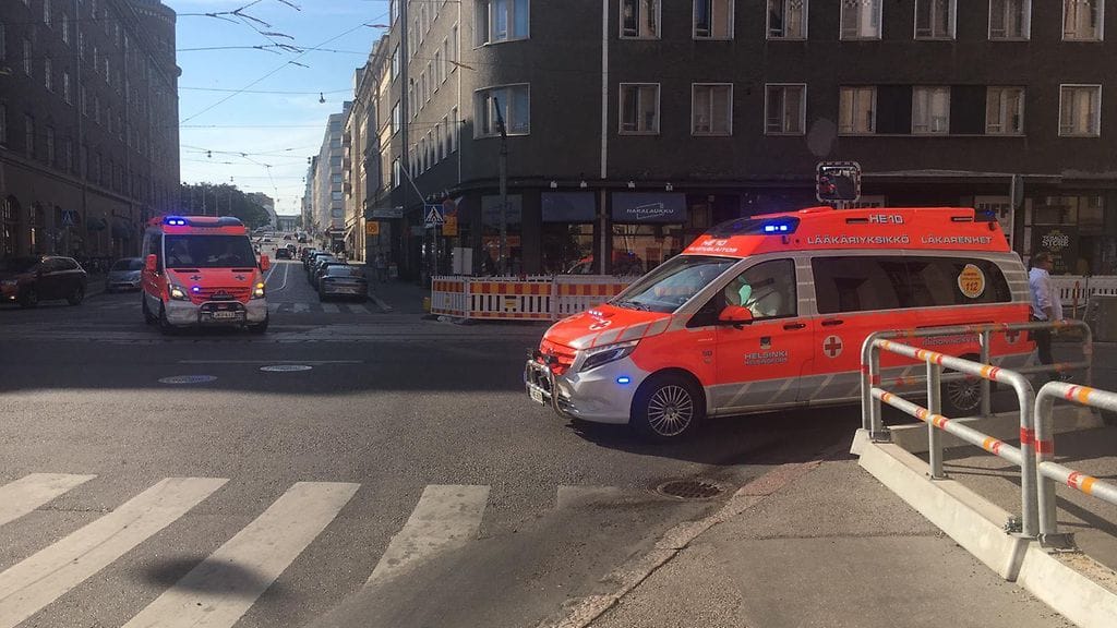 Paikalla Hakaniemessä on pelastushenkilöstöä.