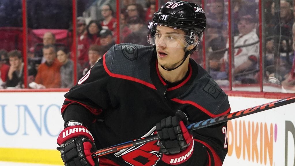 Sebastian Aho (kuvassa) ja Carolina Hurricanes käyvät keskusteluja uudesta sopimuksesta.