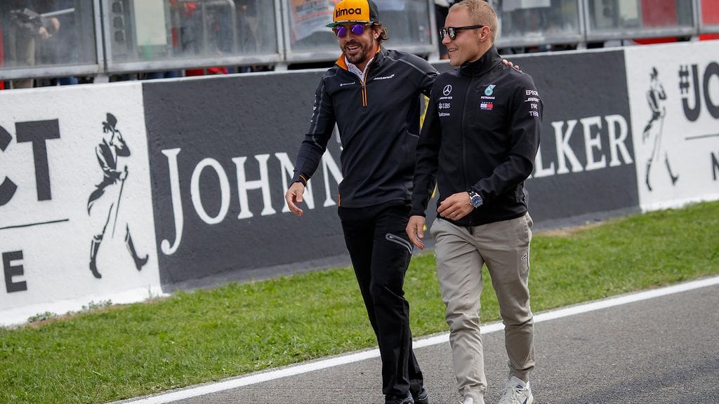 Fernando Alonson (vasemmalla) mukaan hän kävi neuvotteluja Mercedeksen kanssa kauden 2016 jälkeen. Paikka meni kuitenkin Valtteri Bottakselle (oikealla).