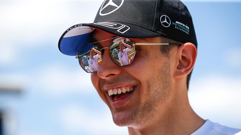 Esteban Ocon suitsuttaa Lewis Hamiltonia.