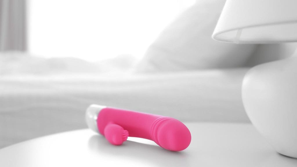 Toisinaan vibraattori kannattaa jättää yöpöydälle lomamatkan ajaksi. Kuvituskuva.