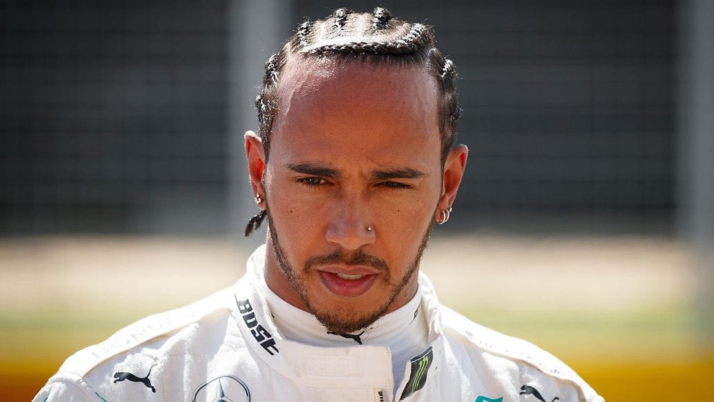 Lewis Hamilton oli nuoren pojan tiukassa tentissä.