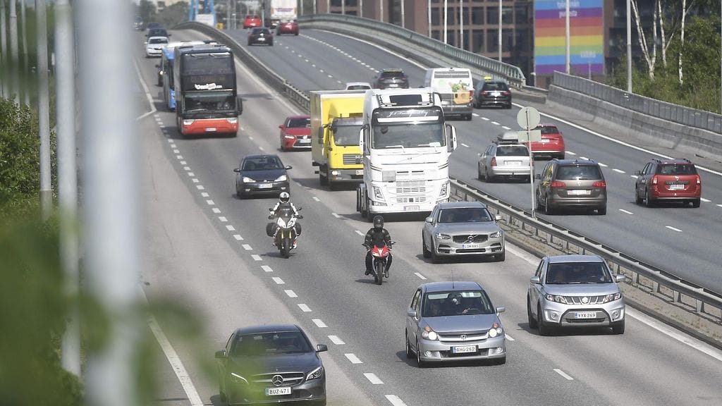Juhannuksen menoliikennettä Länsiväylälle vievällä Lapinlahden sillalla Helsingissä.