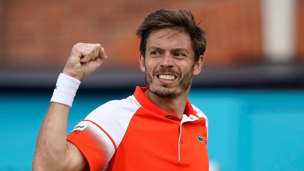Nicolas Mahut löi pelivälineen voimalla pallotytön naamaan.