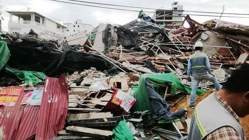 Rakenteilla oleva seitsenkerroksinen talo romahti varhain lauantaina.