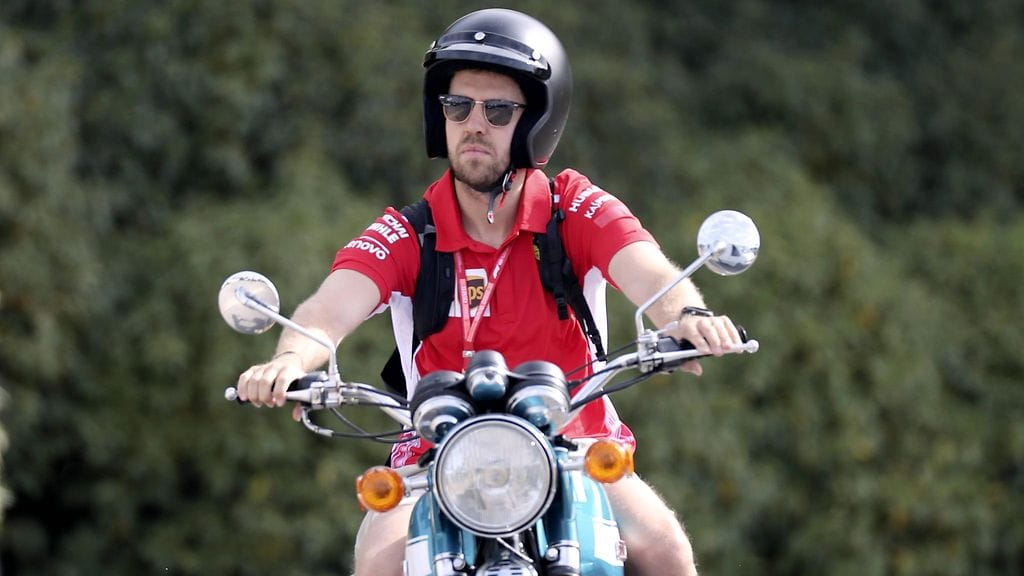 Sebastian Vettel ajoi moottoripyörällä.