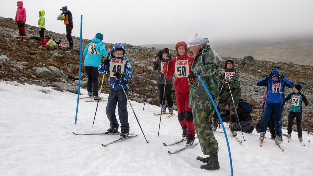 Kilpailijoita tämän vuoden Juhannushiidon lähtöviivalla.