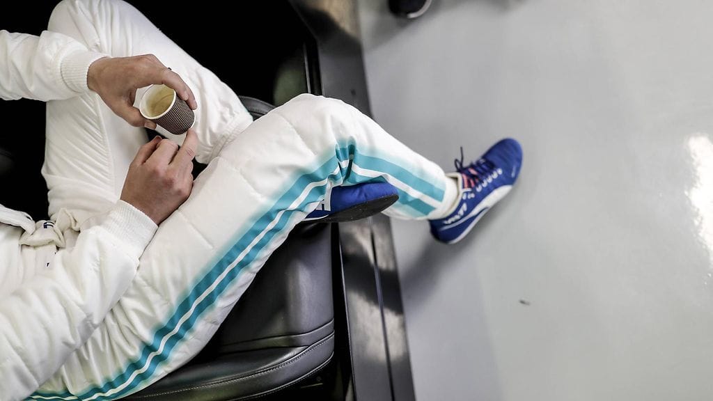 Valtteri Bottaksen purkansyöntiä kahvinjuonnin yhteydessä ihmetellään.