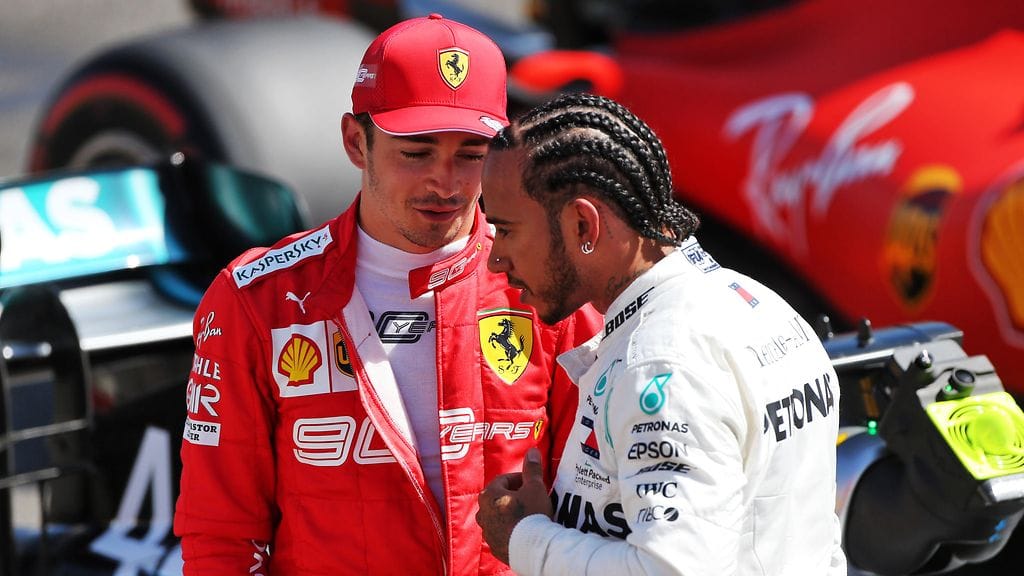 Charles Leclerc yrittää hyökätä lähdössä ohi Valtteri Bottaksen ja kuvassa oikealla olevan Lewis Hamiltonin.