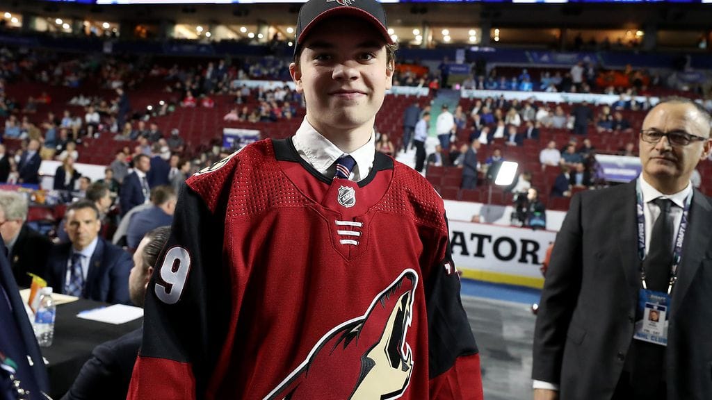 Matias Maccelli sai päälleen Arizona Coyotesin pelipaidan.