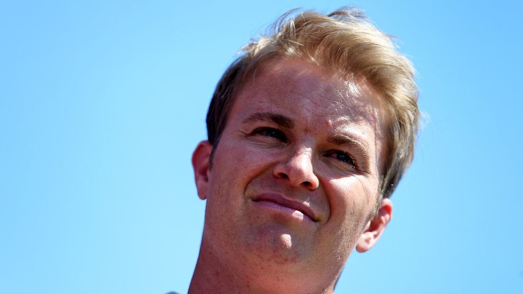 Nico Rosberg tylyttää Sebastian Vetteliä.