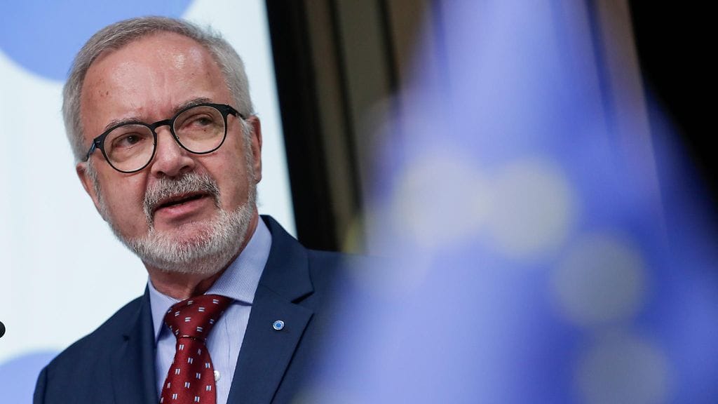 Euroopan investointipankin pääjohtaja Werner Hoyer on huolissaan Euroopan kilpailukyvystä.