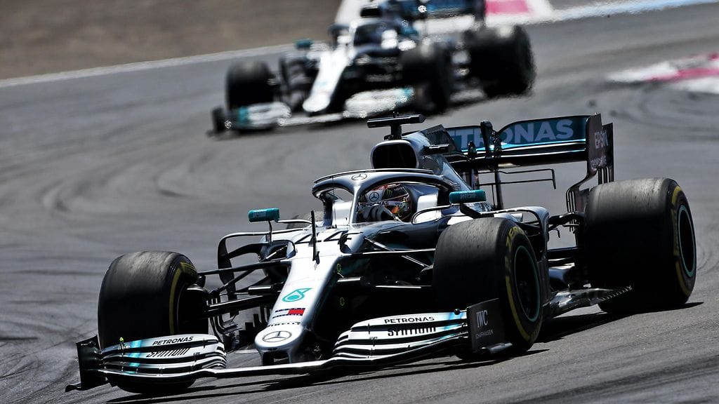Lewis Hamilton (etualalla) ajoi Ranskan GP:n voittoon.