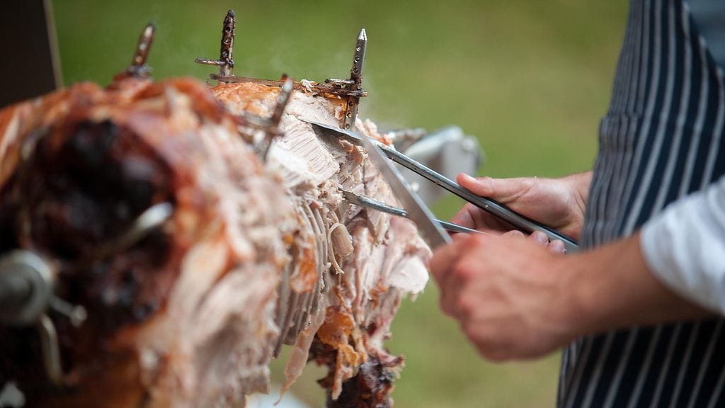 Kokonaisena grillattu porsas järkytti ohikulkijoita Sheringhamissa. Kuvituskuva.