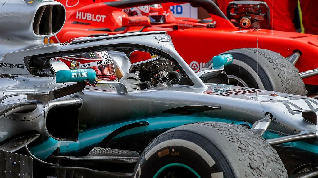 Lewis Hamilton (etualalla) pelkäsi rengasrikkoa Ranskan GP:n loppuhetkillä.