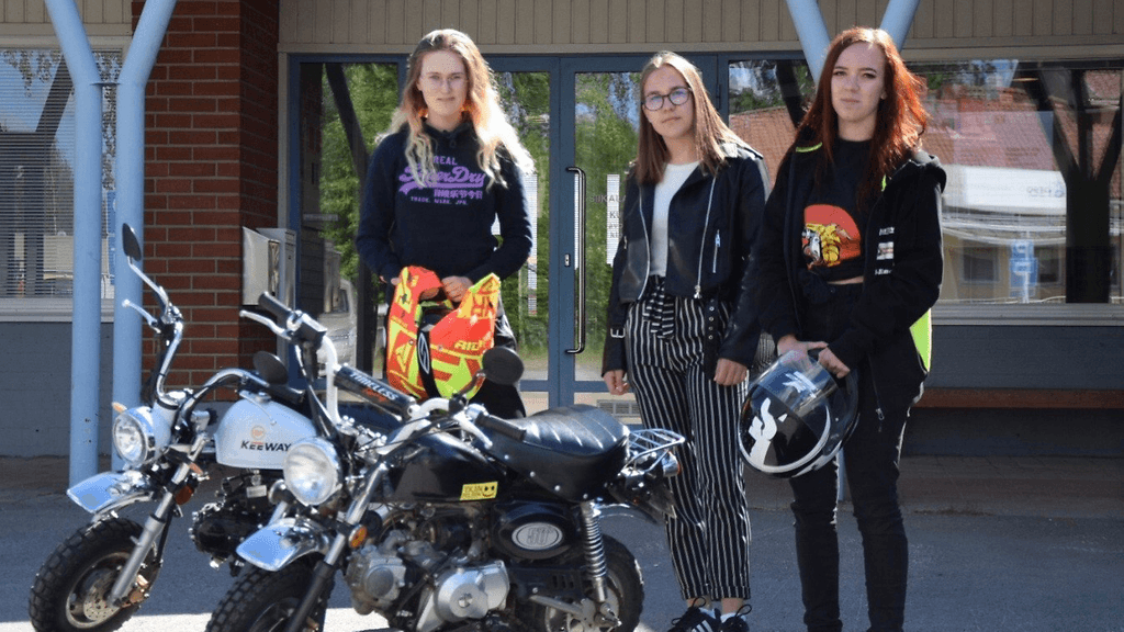 Vilma, Venla ja Sarita ovat ehkä Suomen ensimmäisiä moposomettajia.