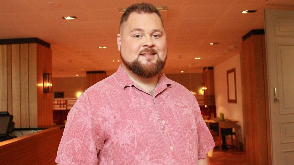 Julkkiskokki Akseli Herlevi osaa tehdä ruokaa, muttei ehdi tehdä sitä työnsä ulkopuolella.