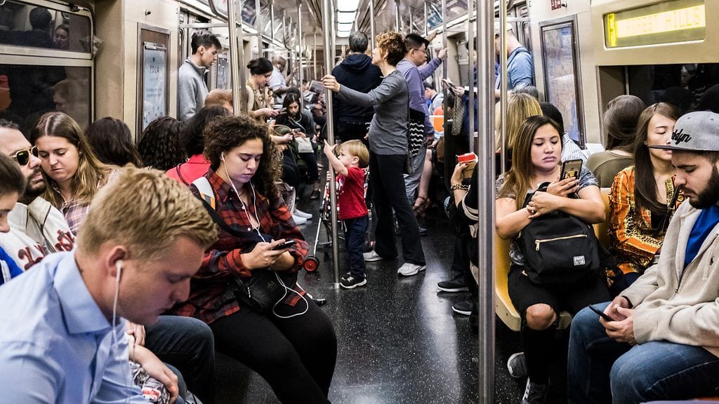 New Yorkin metrossa vallitsi lämminhenkinen tunnelma. Kuvituskuva.