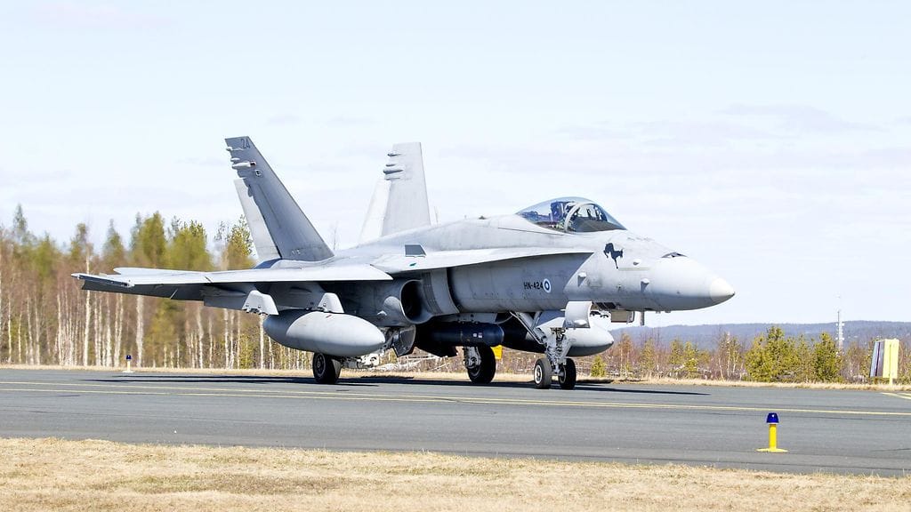 Arkistokuva. Pelastuslaitoksen mukaan lentämässä olleen Hornet-hävittäjän moottorissa ilmeni häiriö.