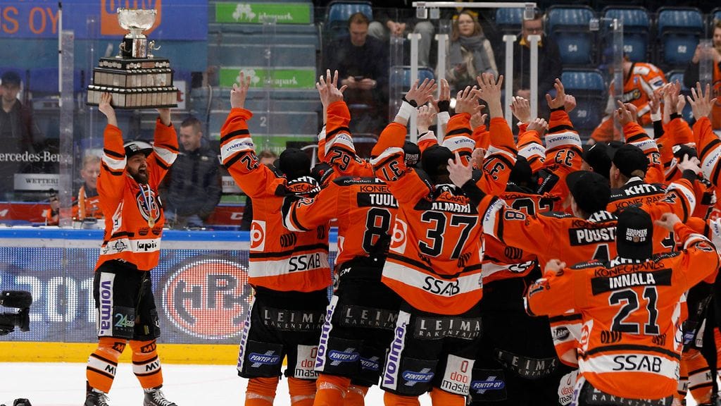 HPK juhli Suomen mestaruutta viime keväänä.
