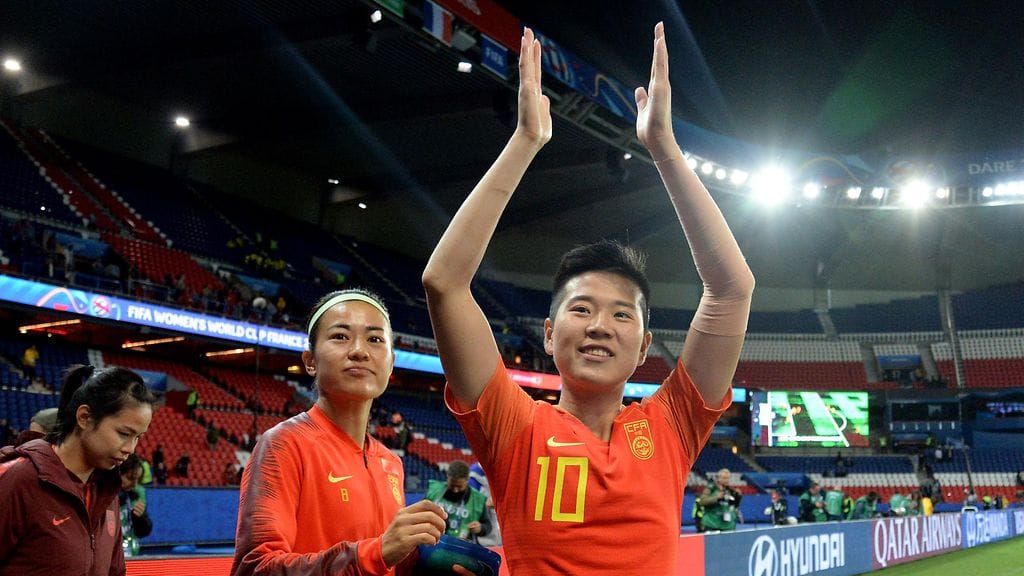 Kiinan Li Ying pelaa jalkapallon MM-kisoissa ylimääräisellä hihalla peittääkseen tatuointinsa.