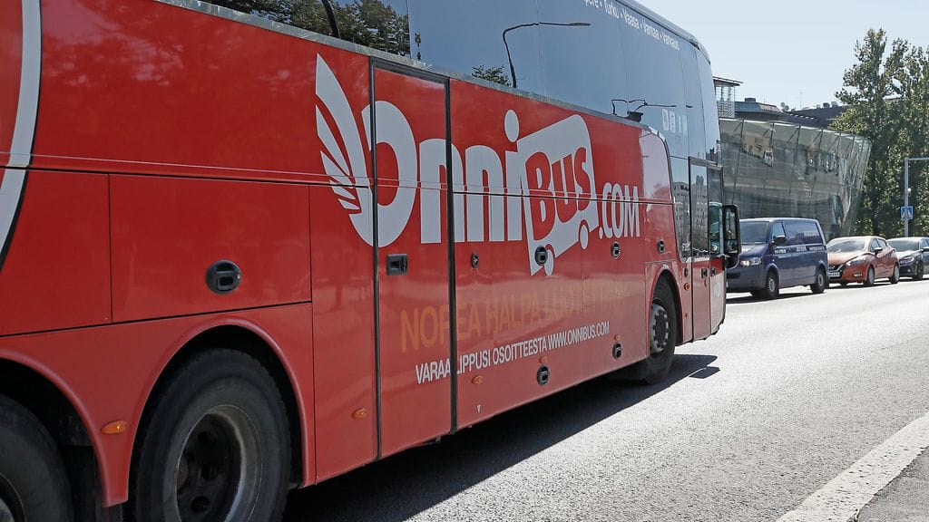 Helsinkiin matkalla olleen bussin matka tyssäsi, kun vessa alkoi nousta kemikaalin lemu.