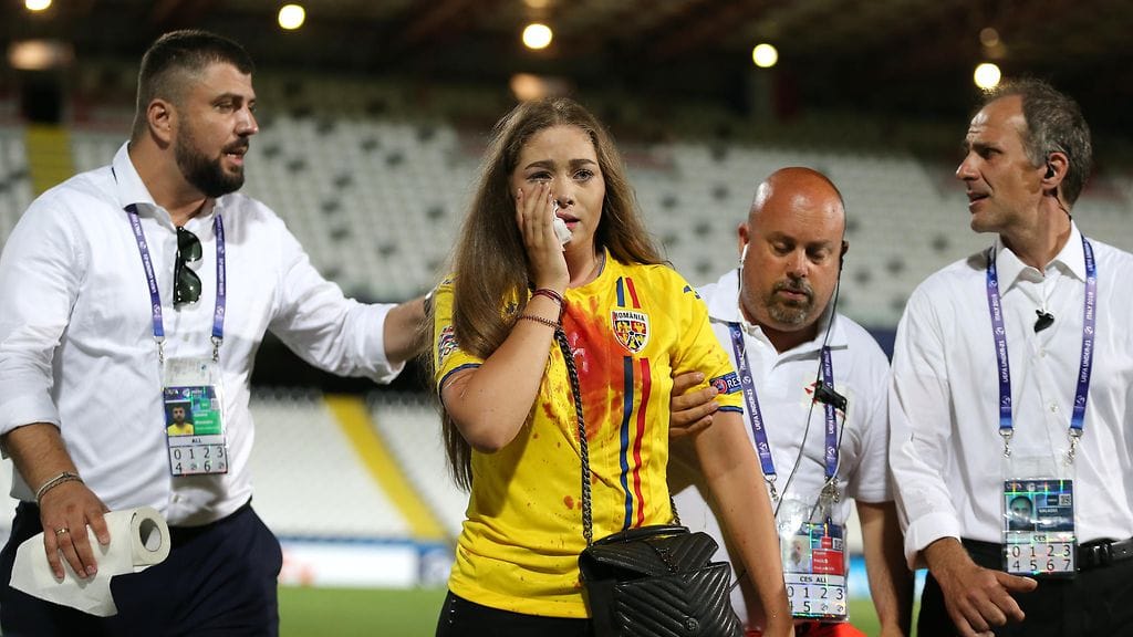 Romanian Cristian Manean tyttöystävä joutui iskun kohteeksi.