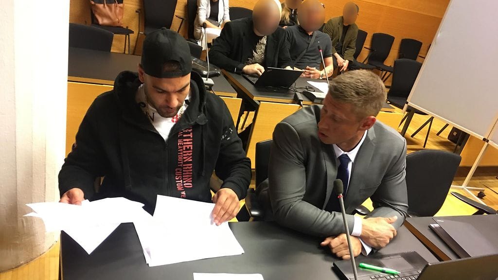 Mike Soldier (vasemmalla) tarkasteli asiakirjoja Helsingin käräjäoikeudessa.