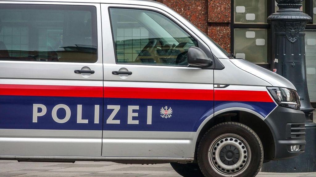 Kuvituskuva. Itävallassa Wienissä huomattavan päihtynyt suomalaismies esitteli kaasuasetta joulutorilla perjantaina.