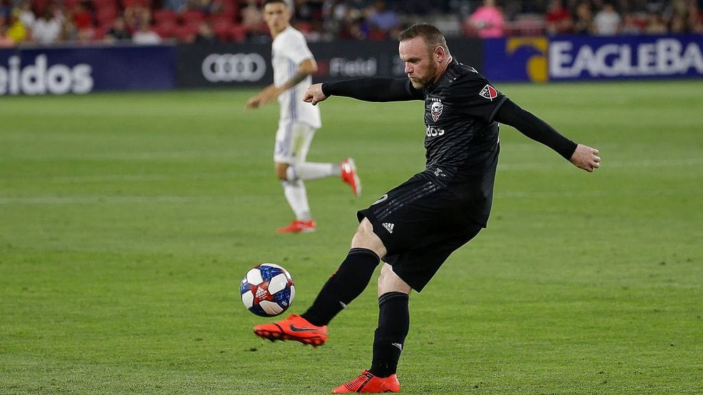 Wayne Rooney latasi pallon maaliin yli puolesta kentästä.